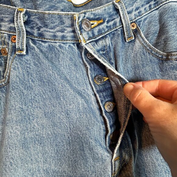 Levis 501 Jeans Mens 32x31 Straight Medium Wash Cotton Distressed Frayed - Picture 2 of 14